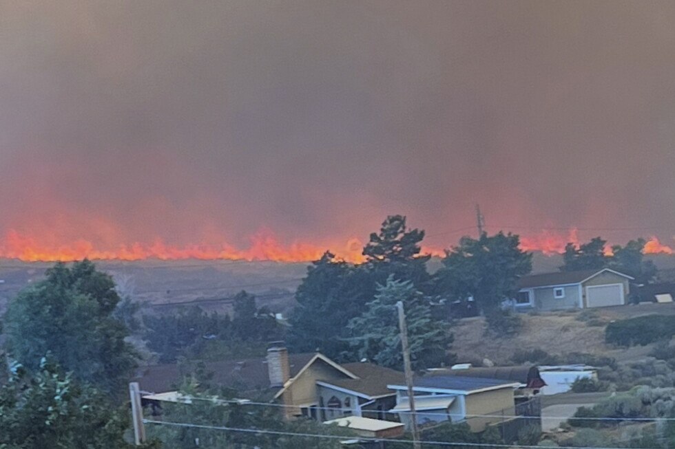 Fast-moving Wildfire Amid Shifting Winds Threatens Reno, Nevada, Forcing Thousands to Evacuate