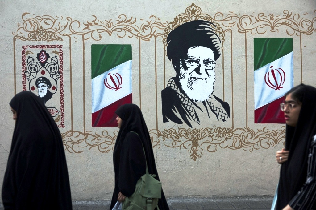 US, Iran Keep Up Hostile Rhetoric Ahead of New Sanctions
